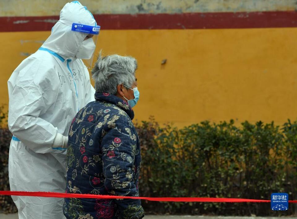 肩を並べて共に新型コロナに立ち向かう看護(hù)師夫婦　河南省