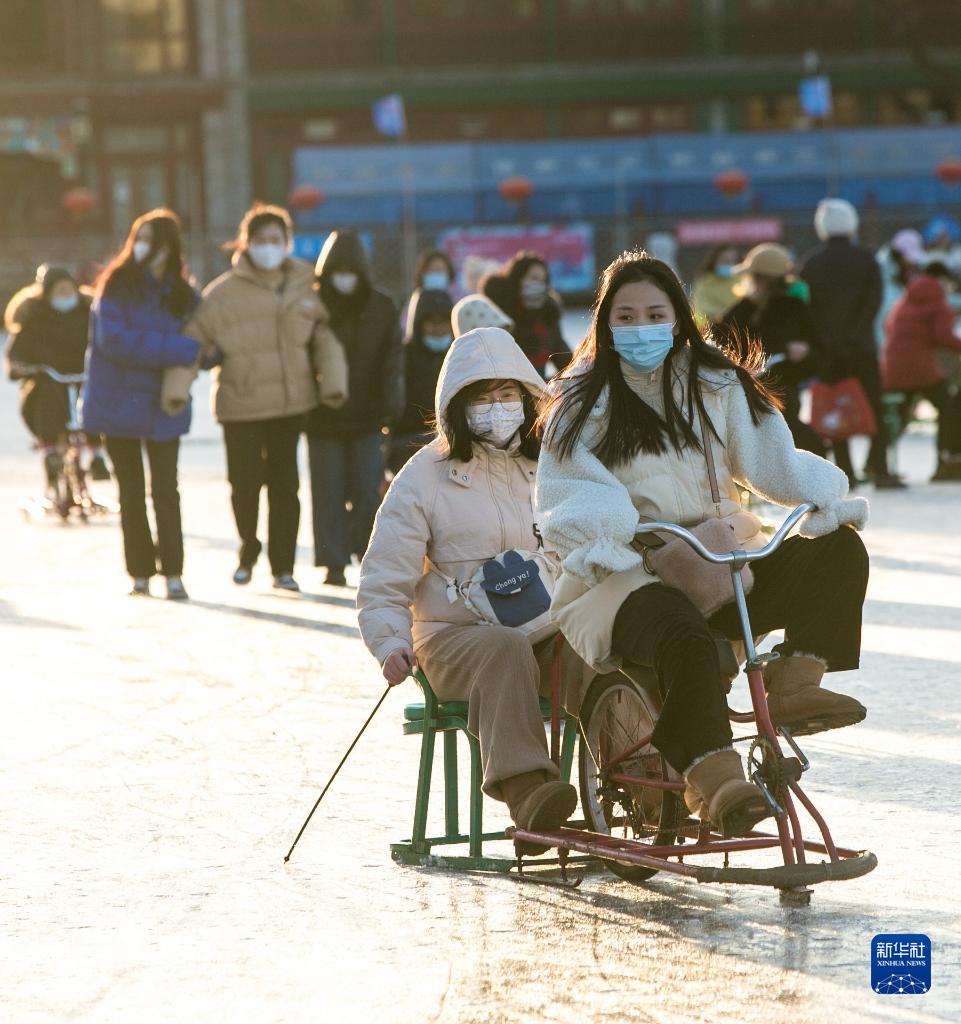 週末の屋外スケートリンクは大賑わい　北京