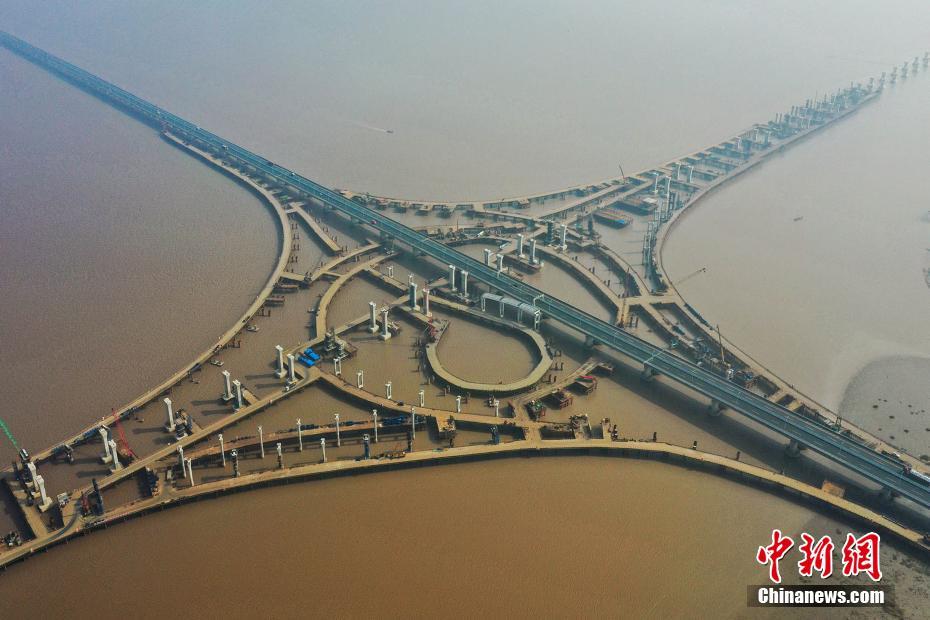 浙江省寧波市鎮(zhèn)海區(qū)杭甬（杭州―寧波）複線化プロジェクト浜海インターチェンジ工事の様子（撮影?胡學(xué)軍）。