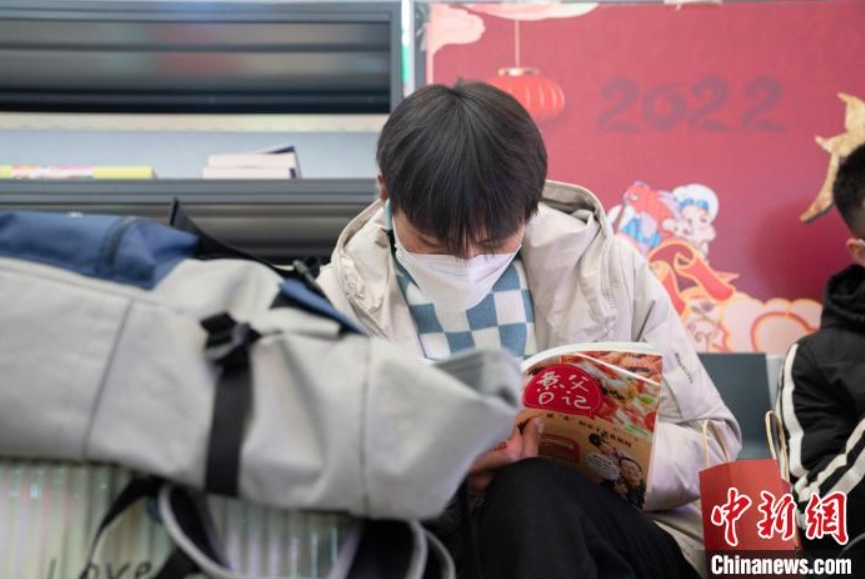 春運(yùn)初日、図書(shū)を借りて、本と共に旅を楽しんだ柳州駅を利用した乗客（撮影?趙波）。