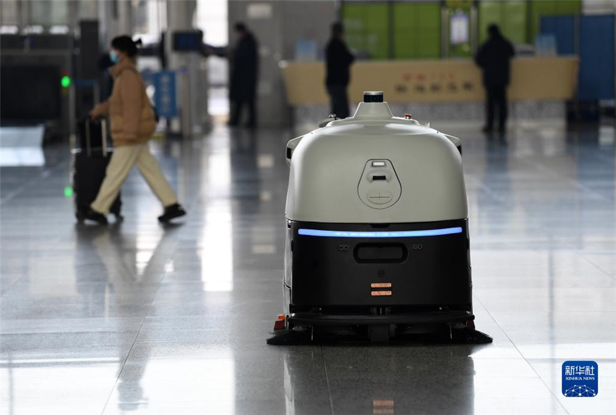 情報確認や消毒ロボット 「春運」を守る畫期的な技術(shù)の數(shù)々