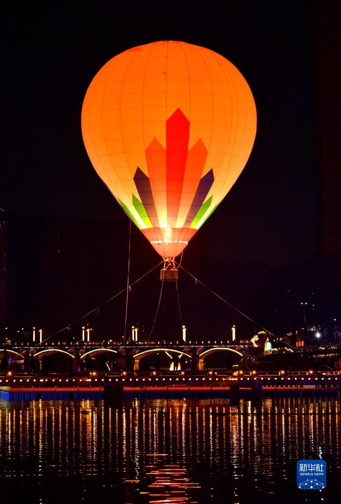 熱気球で夜景観賞、新春祝う輝くイルミネーション　湖北省宣恩