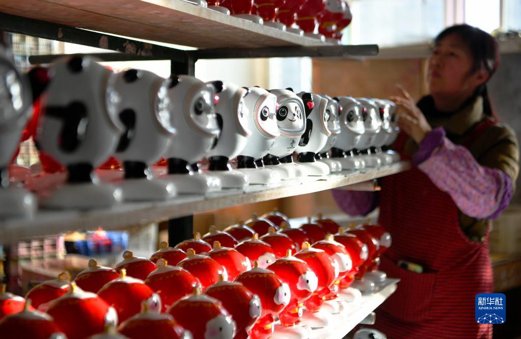 中國(guó)テイストが加えられた冬季五輪マスコットの「氷墩墩」と「雪容融」