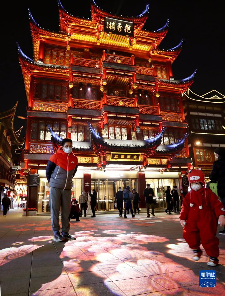 上海の豫園、新春のお祝いムード一色に