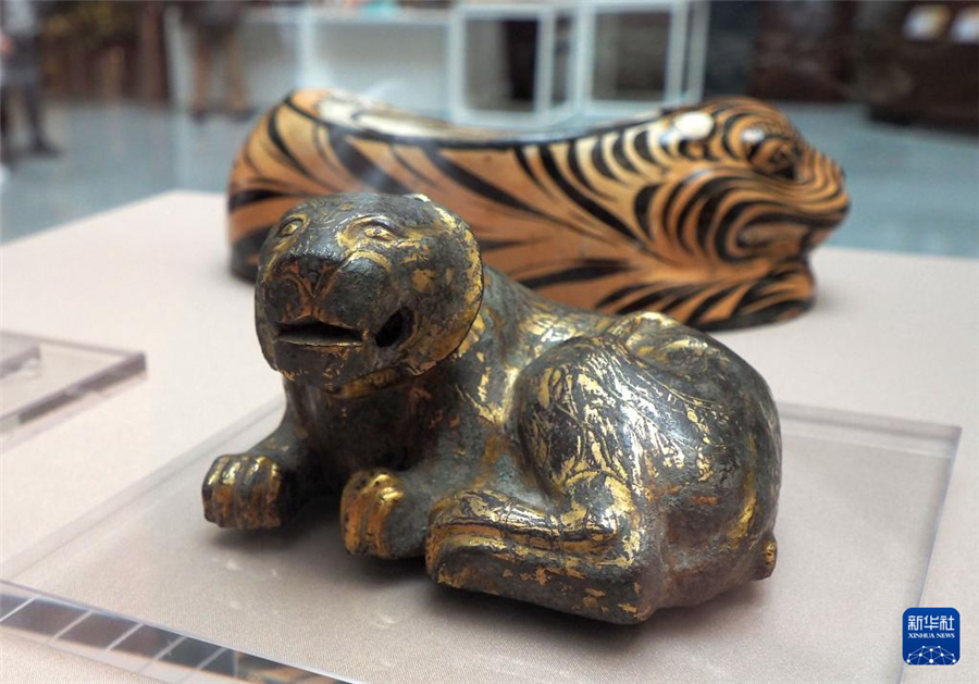 「中日虎年迎春展」で展示されている上海博物館所蔵の前漢?鎏金虎鎮(zhèn)（1月18日に撮影）。