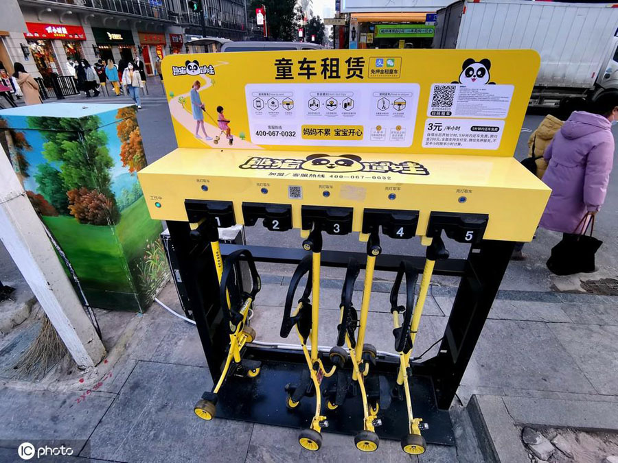 19日、江漢路歩行者天國の共用ベビーカー（寫真著作権は東方ICが所有のため転載禁止）。