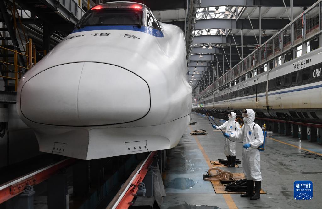 1月20日、南寧動車所で、消毒作業(yè)を進める作業(yè)員（撮影?陸波岸）。