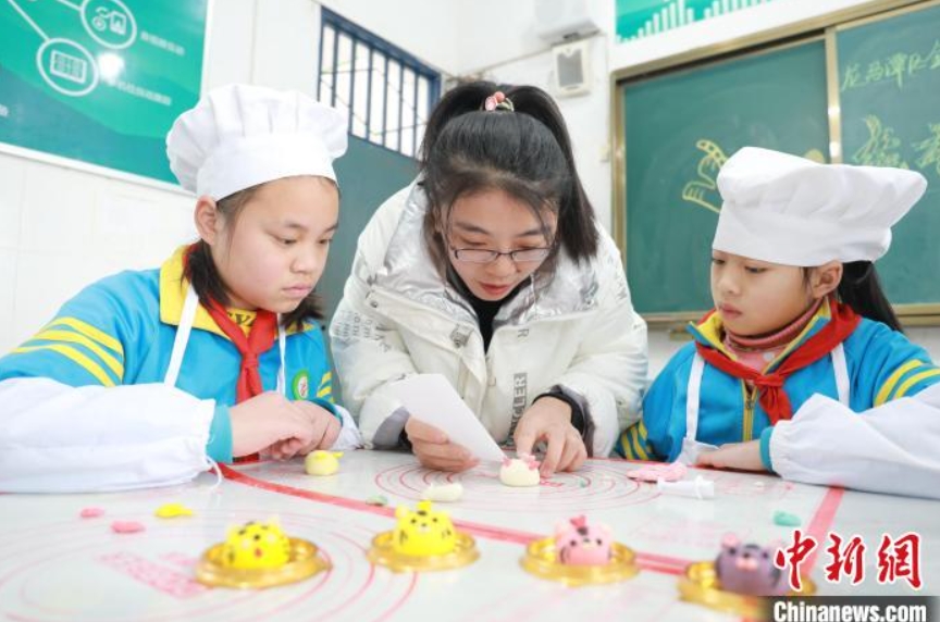 小學(xué)生が寅年の飾り蒸しパン作りをして伝統(tǒng)的な年越し文化を體験