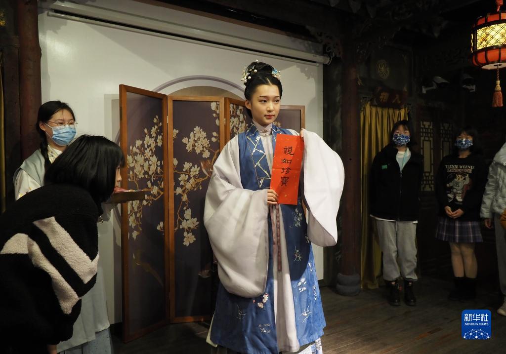 「林黛玉」と一緒にゲームを楽しむコミュニティの住民（1月22日撮影?任瓏）。