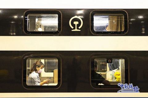 まるでカプセルホテル？ネットで話題の寢臺高速列車