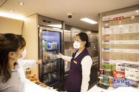 まるでカプセルホテル？ネットで話題の寢臺高速列車