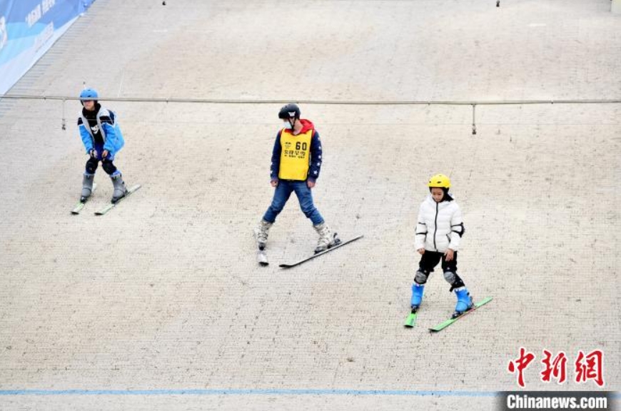 四季通じたウィンタースポーツの夢(mèng)葉える「エノキタケ」　四川省