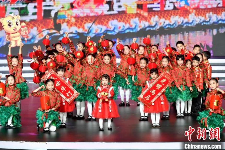 合唱「両馬鬧元宵」のパフォーマンス（撮影?呂明）。