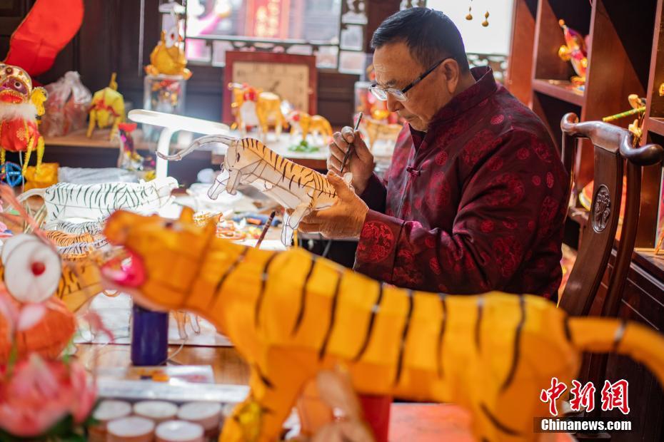 1月24日、來(lái)年の干支「トラ」をデザインした飾り燈籠の制作に追われる南京秦淮花燈の伝承者?曹真栄さん（撮影?泱波）。