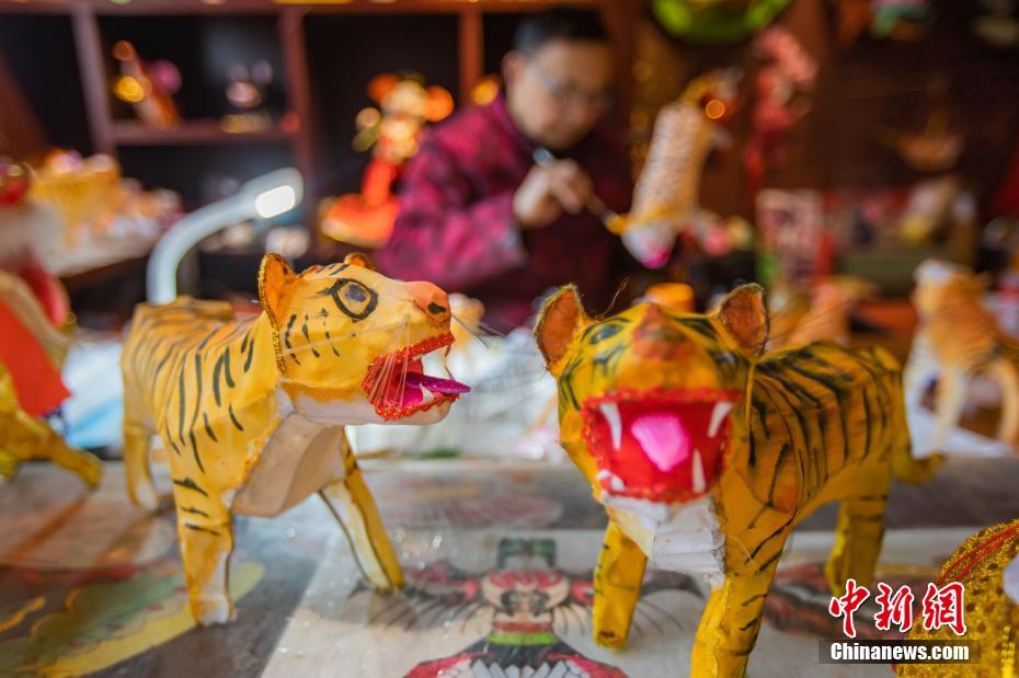 干支「トラ」の飾り燈籠制作に追われる民間工蕓職人　江蘇省南京