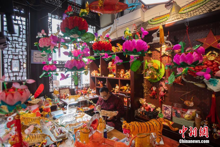 干支「トラ」の飾り燈籠制作に追われる民間工蕓職人　江蘇省南京