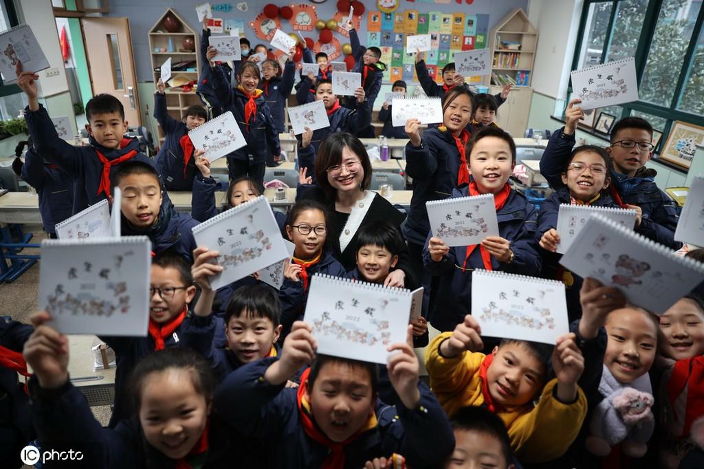 カレンダーを見(jiàn)せる児童たち（寫真著作権は東方ICが所有のため転載禁止）