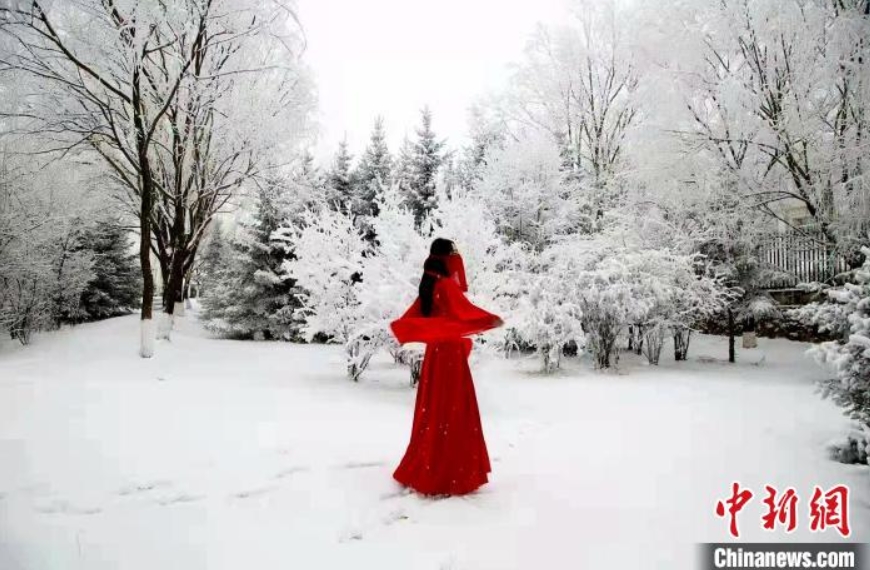 六盤(pán)山で年明け初の雪　寧夏