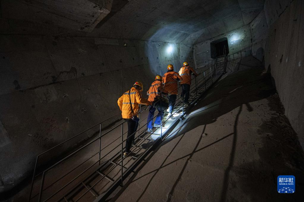 高速鉄道橋の「內部」をチェックする「點検士」
