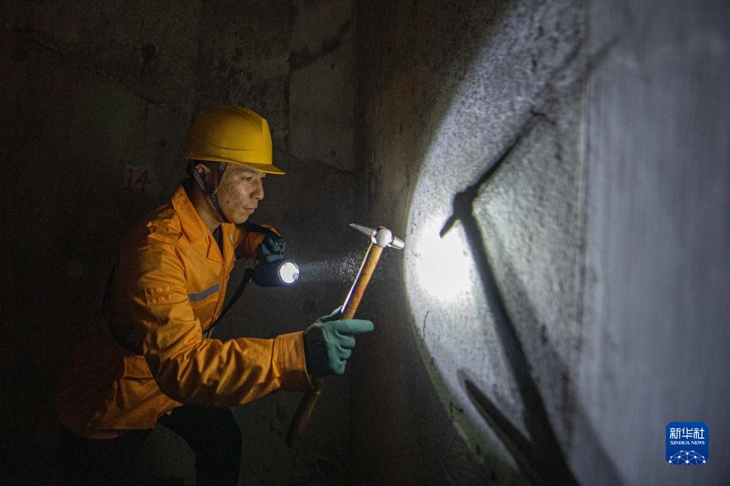 高速鉄道橋の「內(nèi)部」をチェックする「點検士」