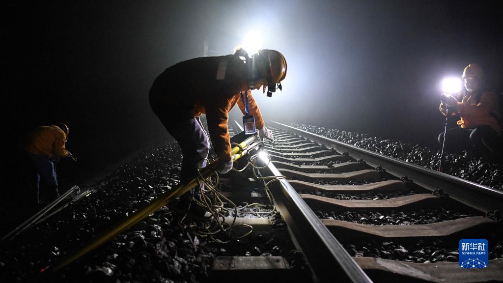 晝夜を問わず「春運(yùn)」を支える若者たち　広西