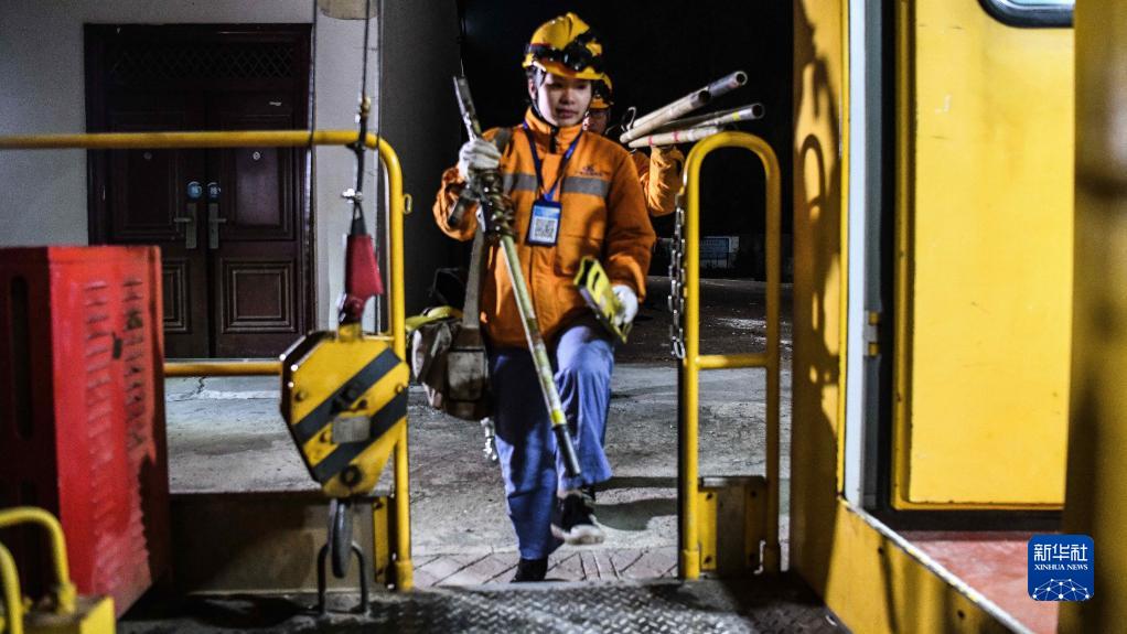 晝夜を問(wèn)わず「春運(yùn)」を支える若者たち　広西