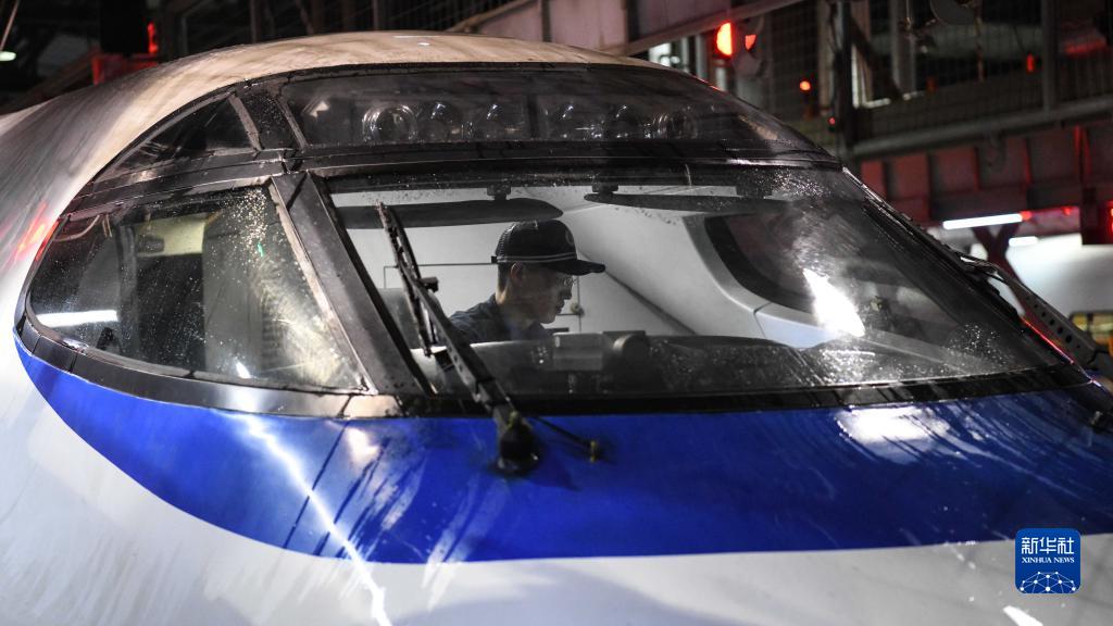 晝夜を問わず「春運(yùn)」を支える若者たち　広西