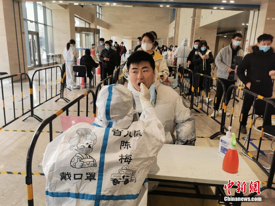 醫(yī)療関係者の防護(hù)服の背中に描かれたマスクをした「唐宮小姐姐」（撮影?韓章雲(yún)）。