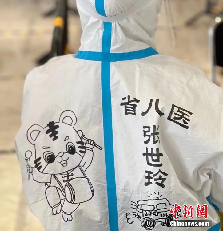 「小年」にまつわるイラストを描いた防護(hù)服で検査に勵む醫(yī)療従事者