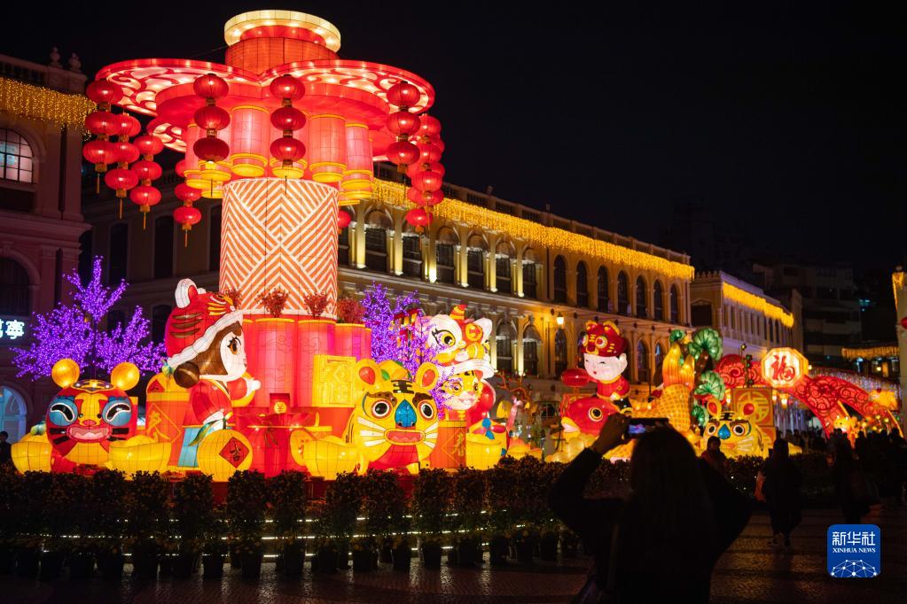 1月25日、マカオ議事亭前地（セナド広場）で春節(jié)のイルミネーションを鑑賞する市民（撮影?張金加）。