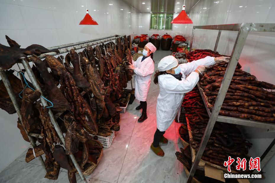 1月26日、腸詰めの燻製食品加工工場（撮影?瞿宏倫）。