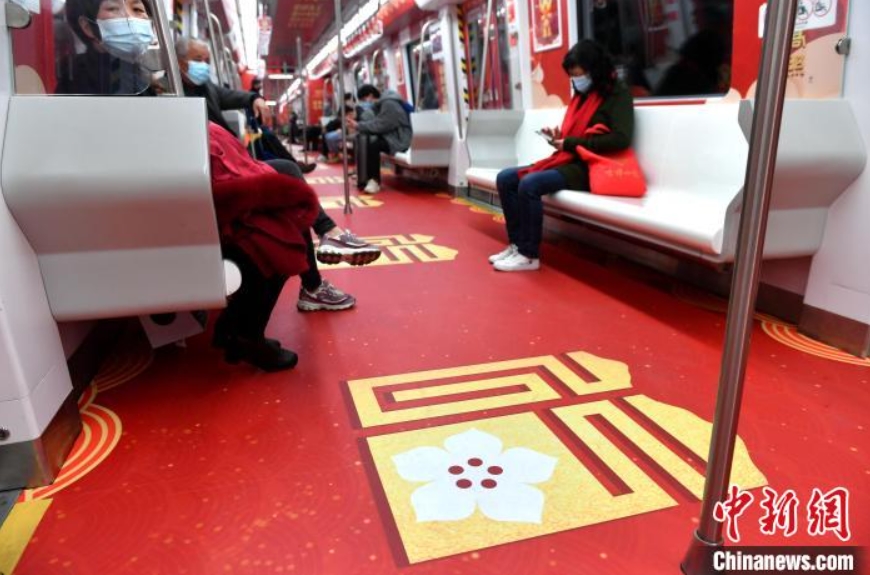 溢れるめでたさ？春節(jié)控え「?！攻譬`マ車両登場　福建省福州