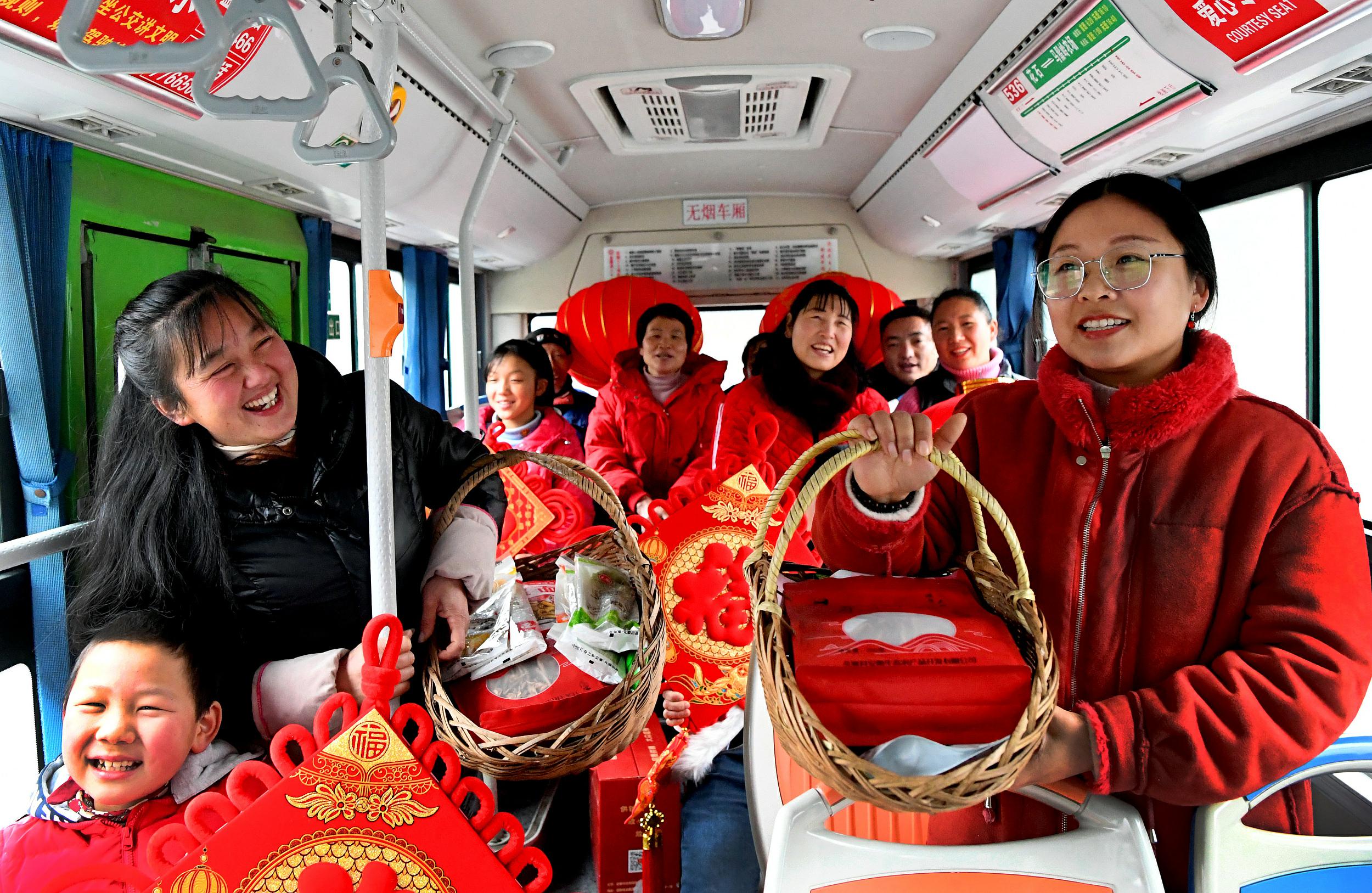 春節(jié)を控えた1月27日、路線バスに乗り都市部に年越し用品の買い出しに行く農(nóng)村の人々（寫真著作権はCFP視覚中國が所有のため転載禁止） 