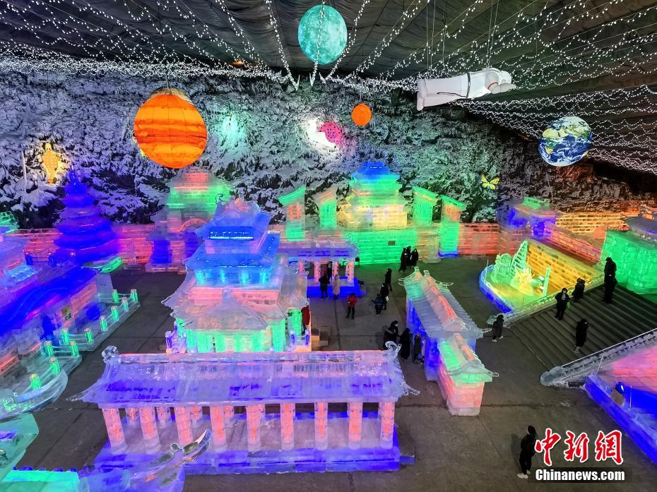 1月27日、竜慶峽のファンタジックな氷の世界に浸る來(lái)場(chǎng)者（撮影?趙雋）。