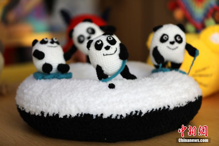 手編みで作ったウィンタースポーツを楽しむ4種類(lèi)の「氷墩墩（ビン?ドゥンドゥン）」（撮影?呂明會(huì)）。