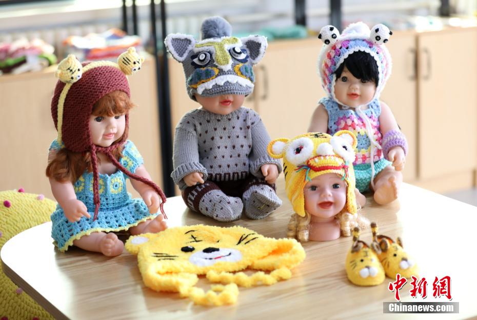 手編みで作った五輪マスコット　河北省