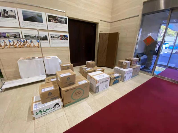 在日本中國大使館が日本在住の同胞と留學(xué)生に「春節(jié)パック」配布