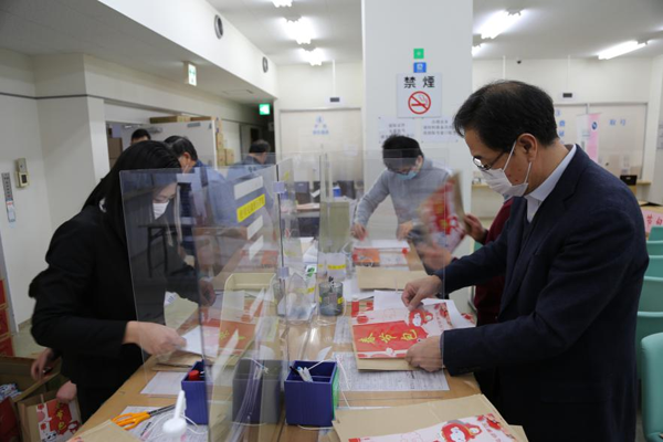 在日本中國大使館が日本在住の同胞と留學(xué)生に「春節(jié)パック」配布
