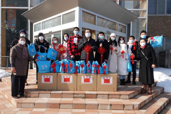 在日本中國大使館が日本在住の同胞と留學(xué)生に「春節(jié)パック」配布