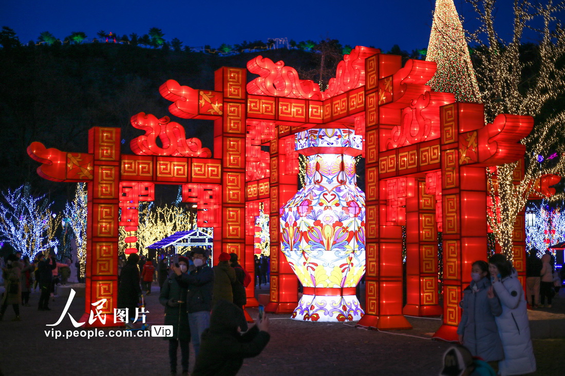 美しいライトアップで春節(jié)を愉しむ人々　北京