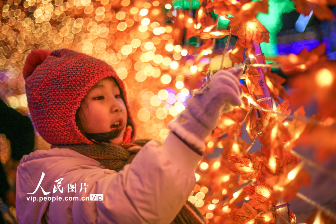 美しいライトアップで春節(jié)を愉しむ人々　北京