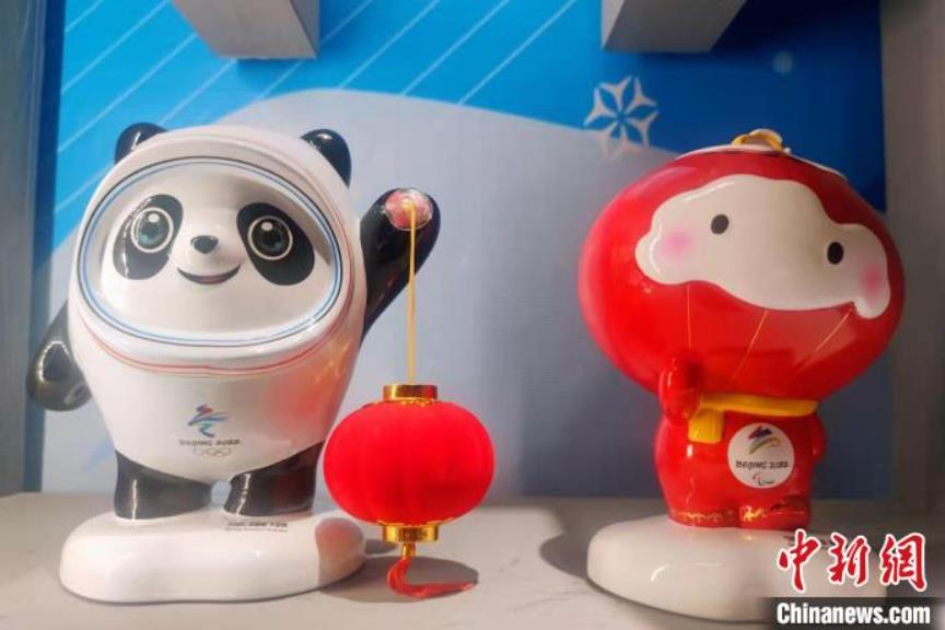 福建省泉州市徳化県で生産されている北京冬季五輪?パラリンピックのマスコットキャラクター「ビン?ドゥンドゥン」と「シュエ?ロンロン」の陶製人形（撮影?呉冠標(biāo)）。