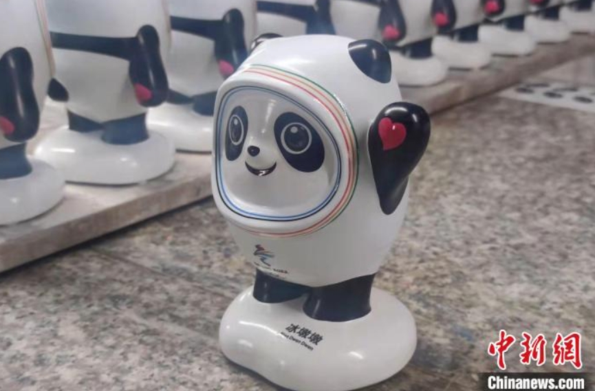 陶製「ビン?ドゥンドゥン」のメーカー、「生産追いつかず、職人総出で増産」