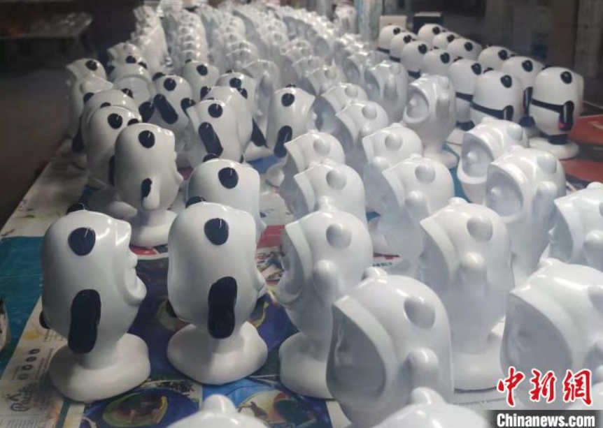 陶製「ビン?ドゥンドゥン」のメーカー、「生産追いつかず、職人総出で増産」