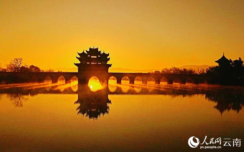 春節(jié)明け出勤初日、橋のアーチに注ぐ朝日の絶景現(xiàn)る　雲(yún)南省建水