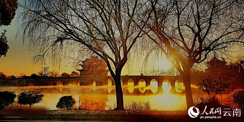 春節(jié)明け出勤初日、橋のアーチに注ぐ朝日の絶景現(xiàn)る　雲(yún)南省建水