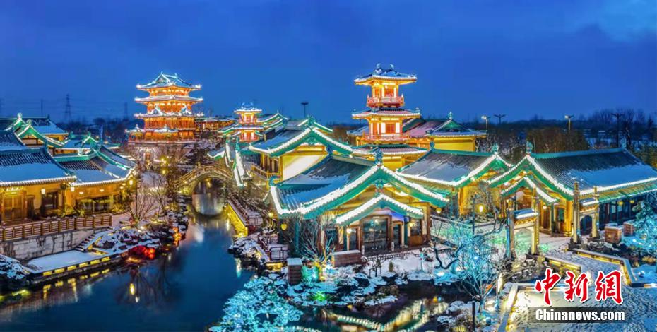 樓閣などの伝統(tǒng)的な建築物に舞い落ちる雪（寫真提供?金陵小城景勝區(qū)）。