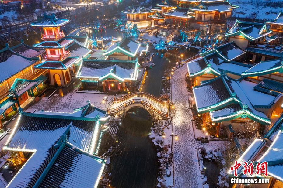 舞い落ちる雪で飾られた伝統(tǒng)的な建築物に思わずウットリ　江蘇省