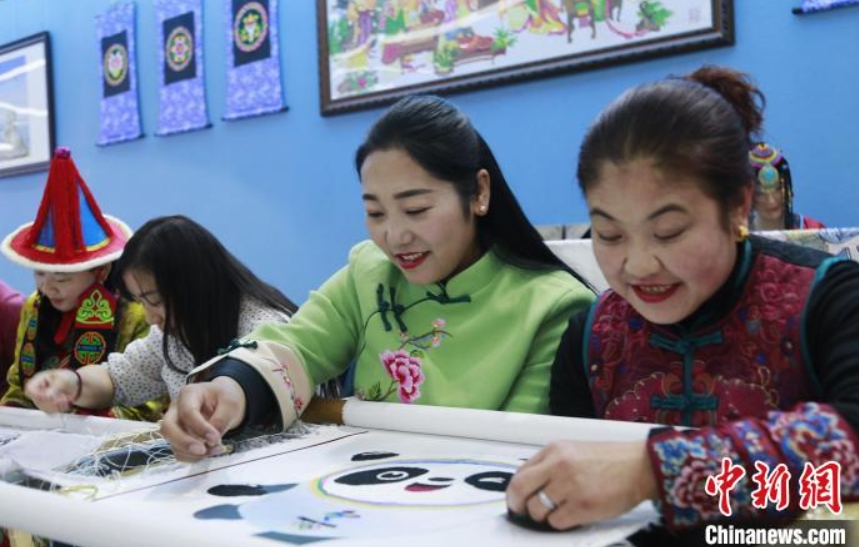 青海刺繍版「ビン?ドゥンドゥン」が北京冬季五輪にエール！