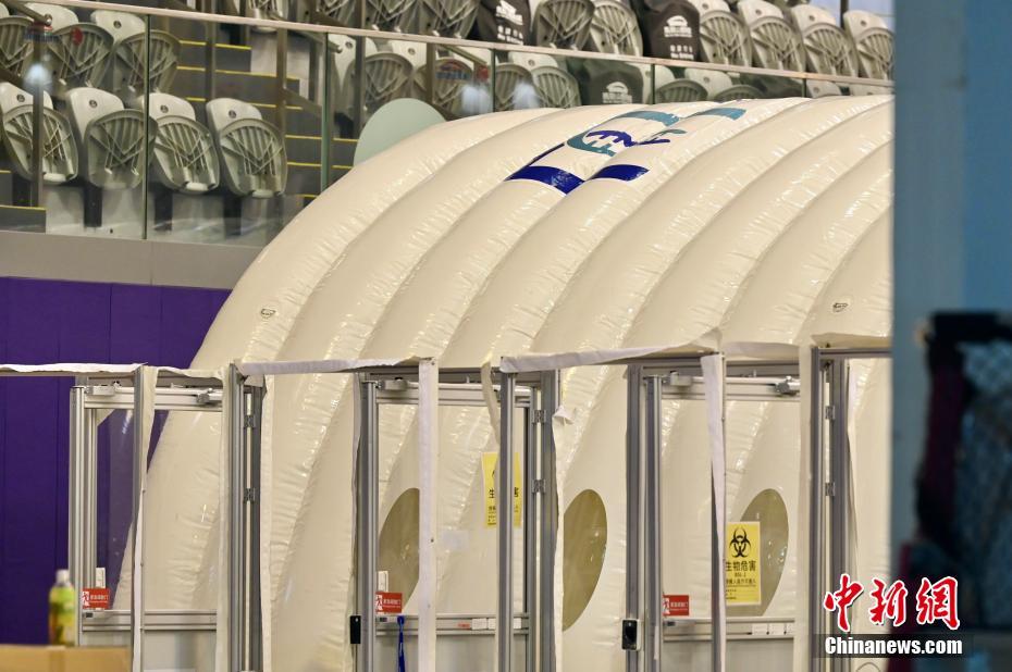 香港地區(qū)の馬鞍山體育館に設(shè)置された臨時(shí)エアーテント型PCR検査実験室「火眼実験室」（撮影?李志華）。 